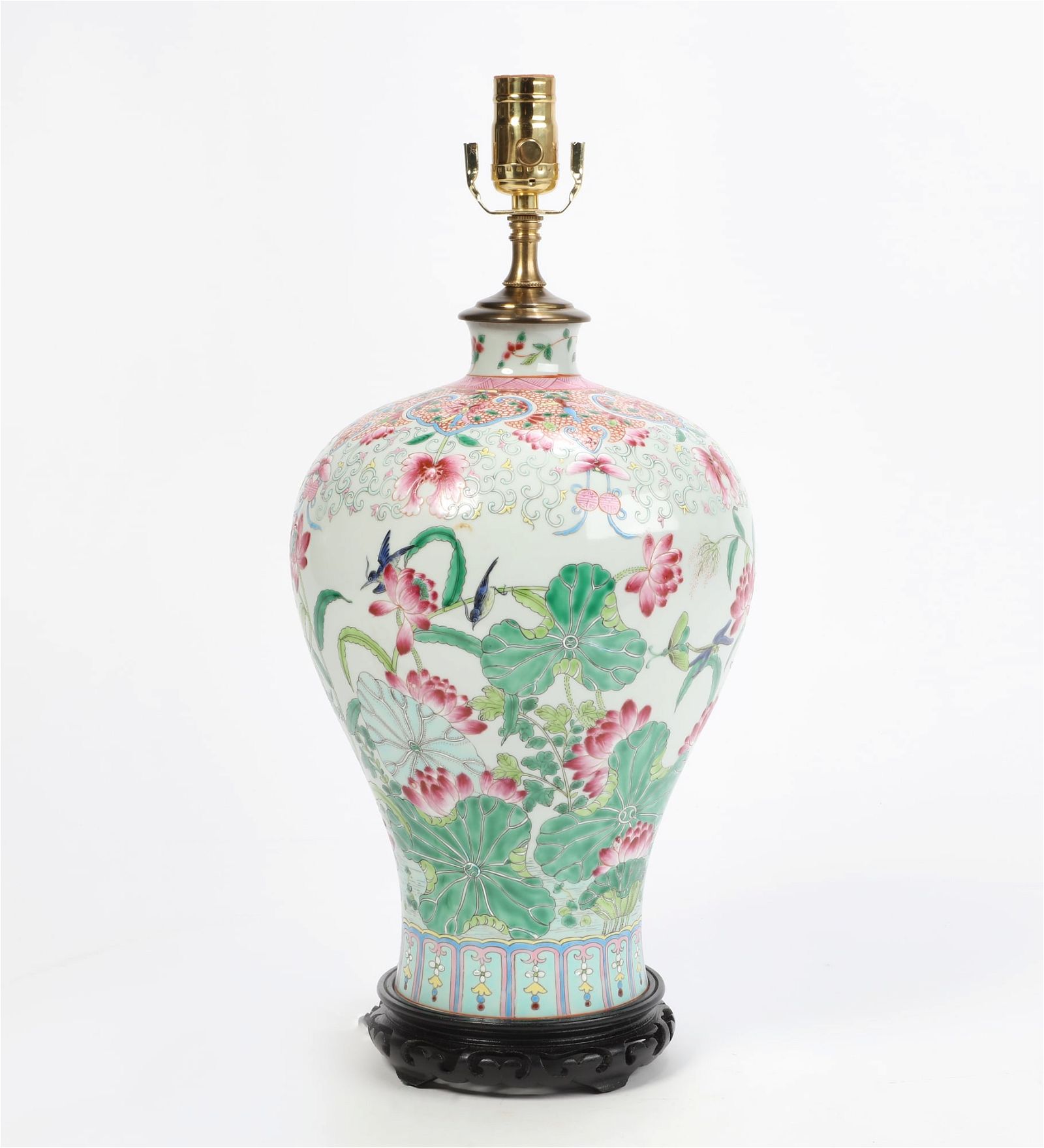 A CHINESE ENAMELED PORCELAIN VASE