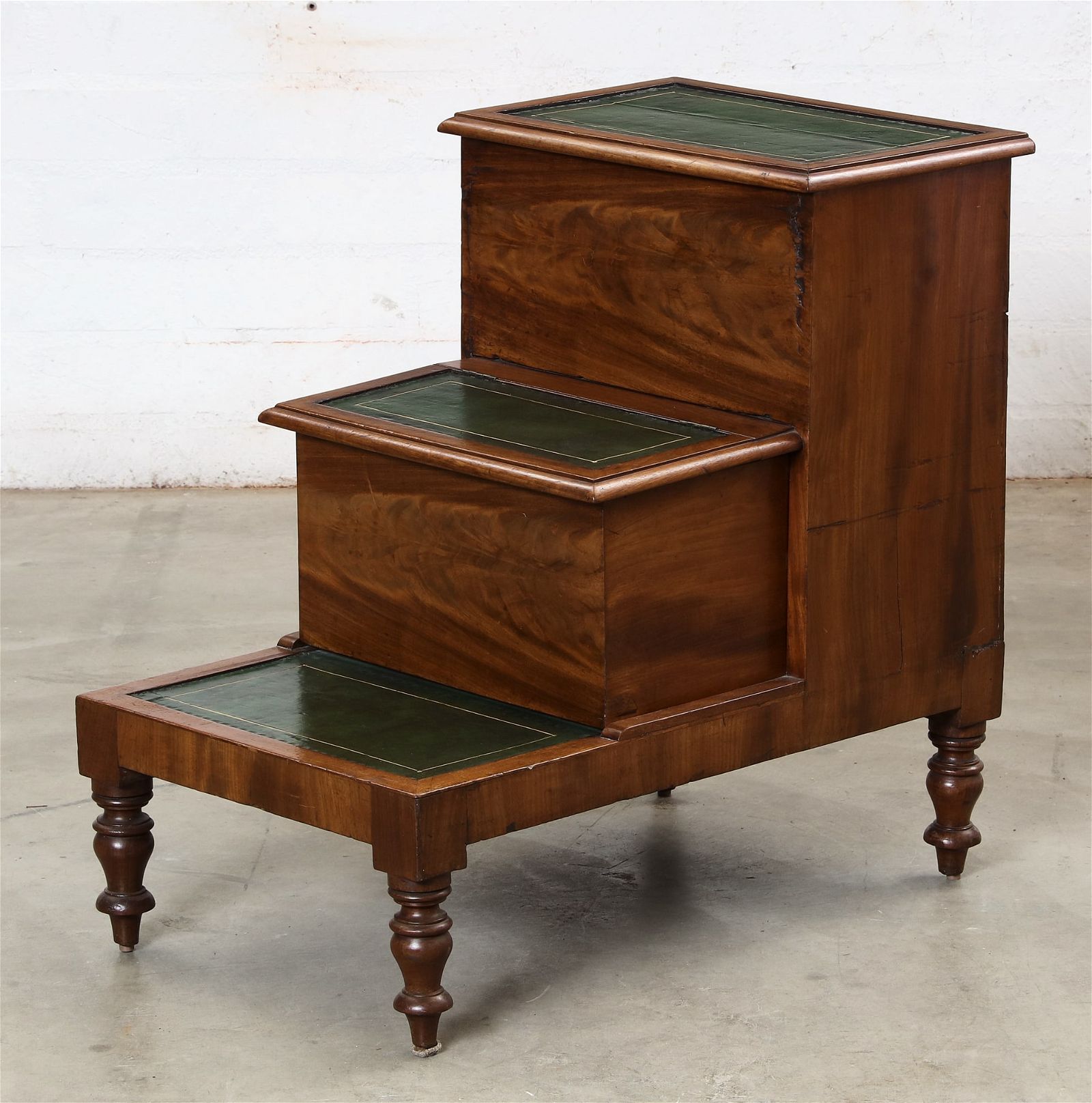 AN ENGLISH MAHOGANY LIBRARY STEPAn