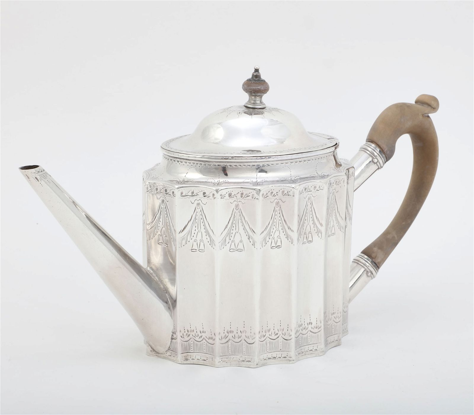 A GEORGE III STERLING SILVER TEAPOT,