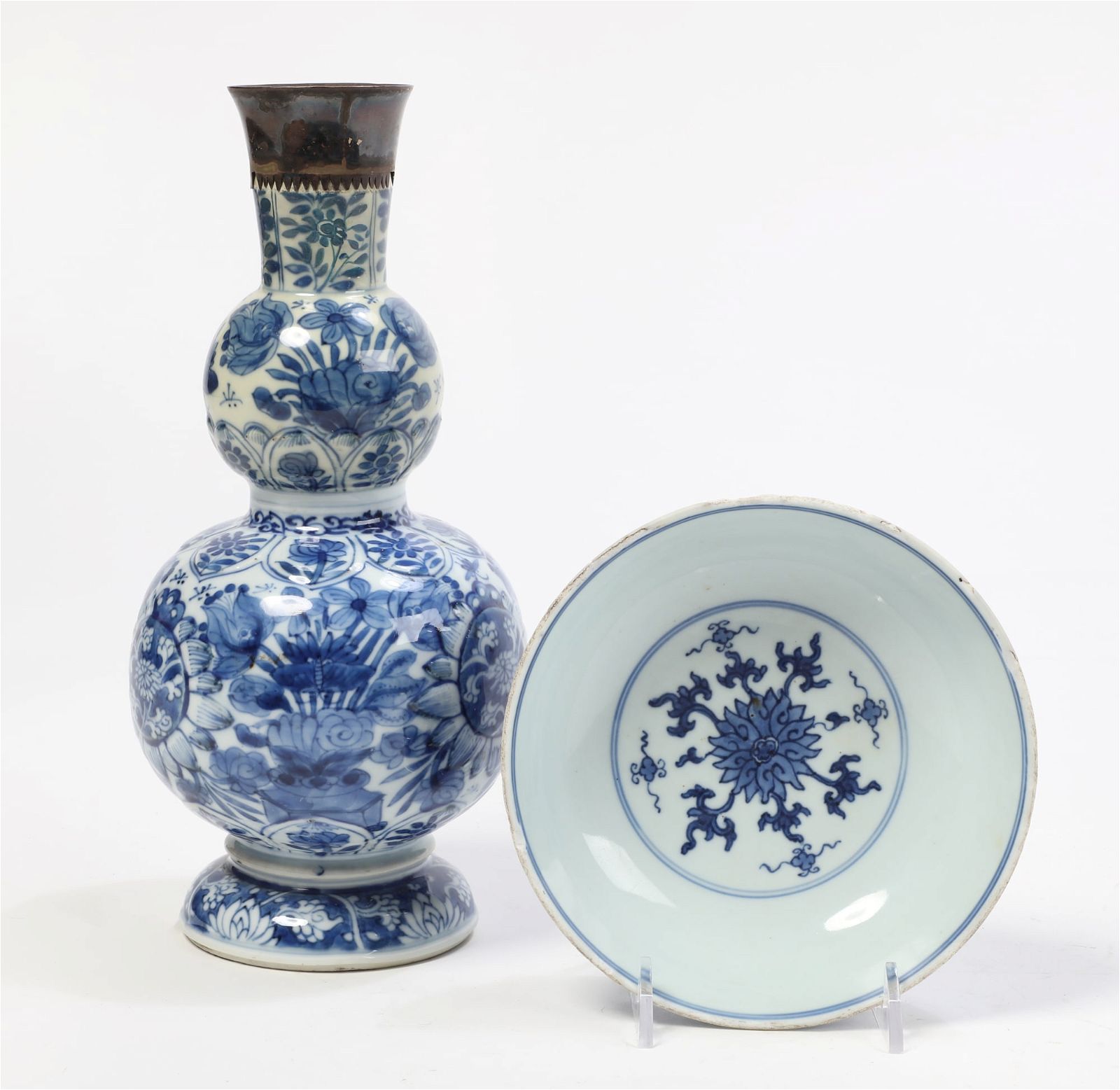 TWO CHINESE EXPORT BLUE AND WHITE