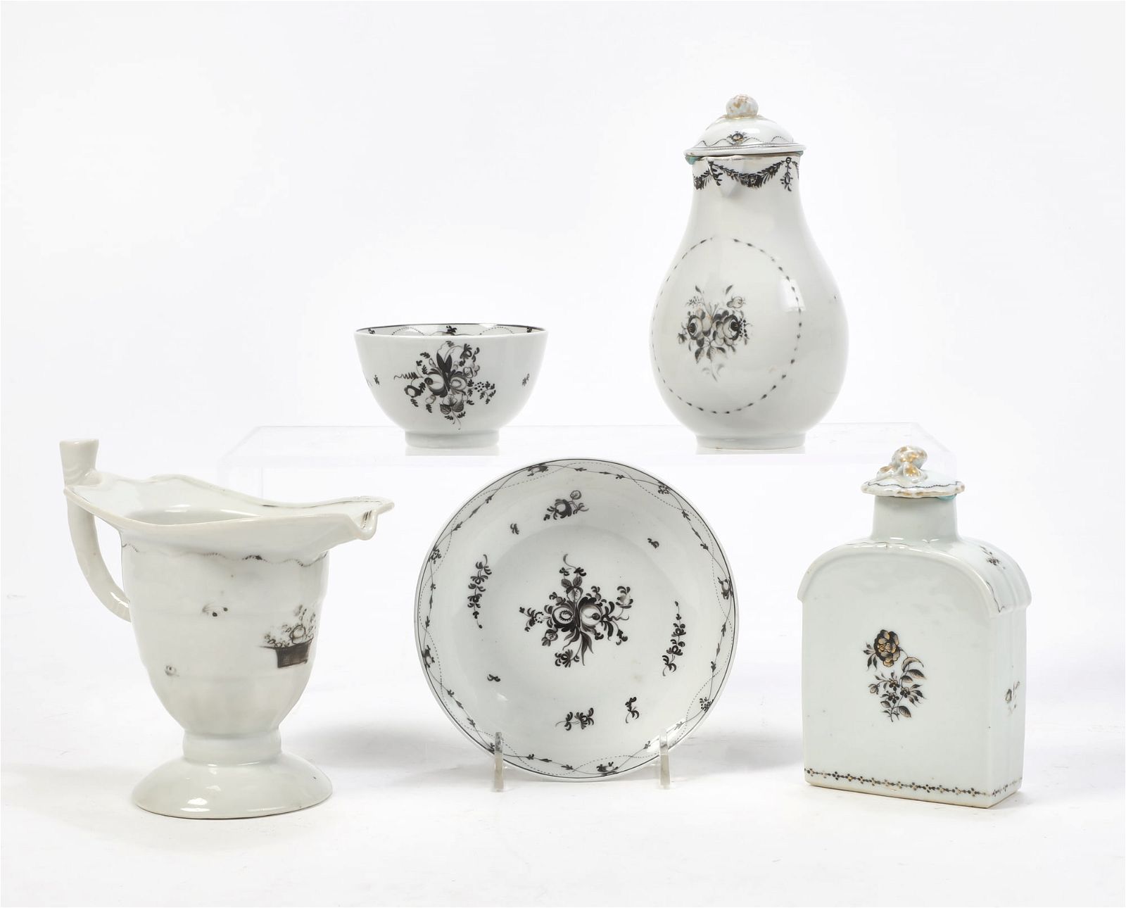 FIVE CHINESE EXPORT PORCELAIN TABLEWARESFive