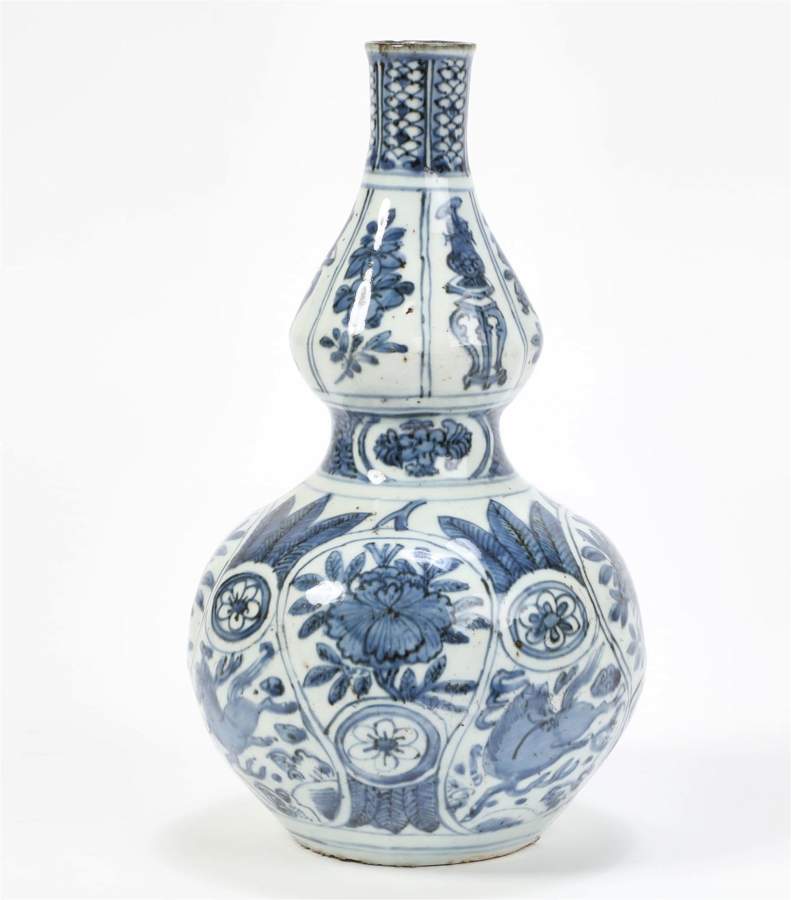 A CHINESE KRAAK STYLE PORCELAIN