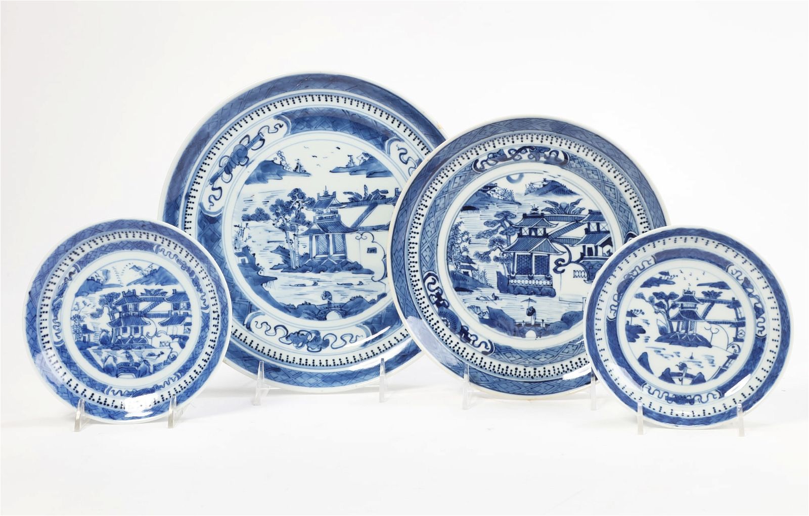 FOUR CHINESE EXPORT PORCELAIN DISHESFour