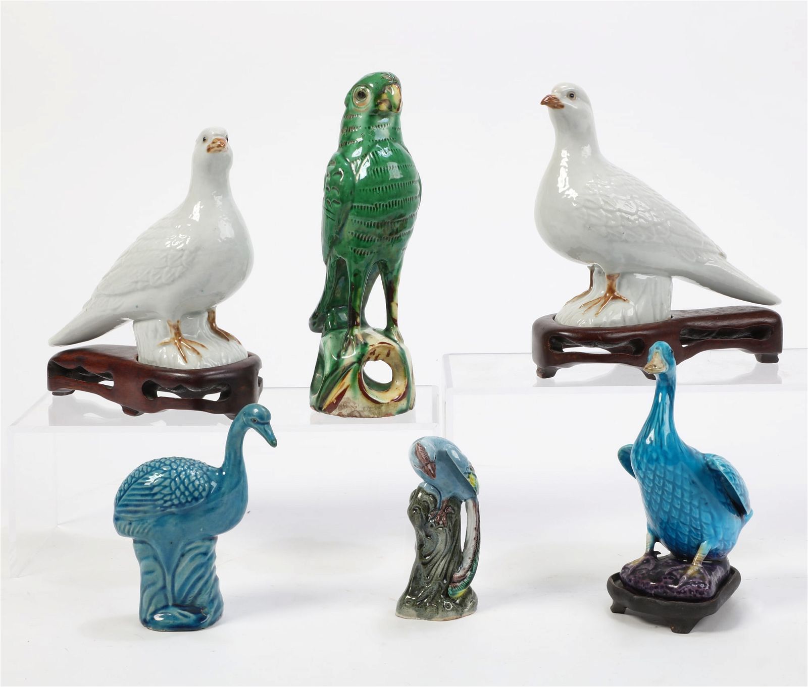 A GROUP OF SIX CHINESE PORCELAIN