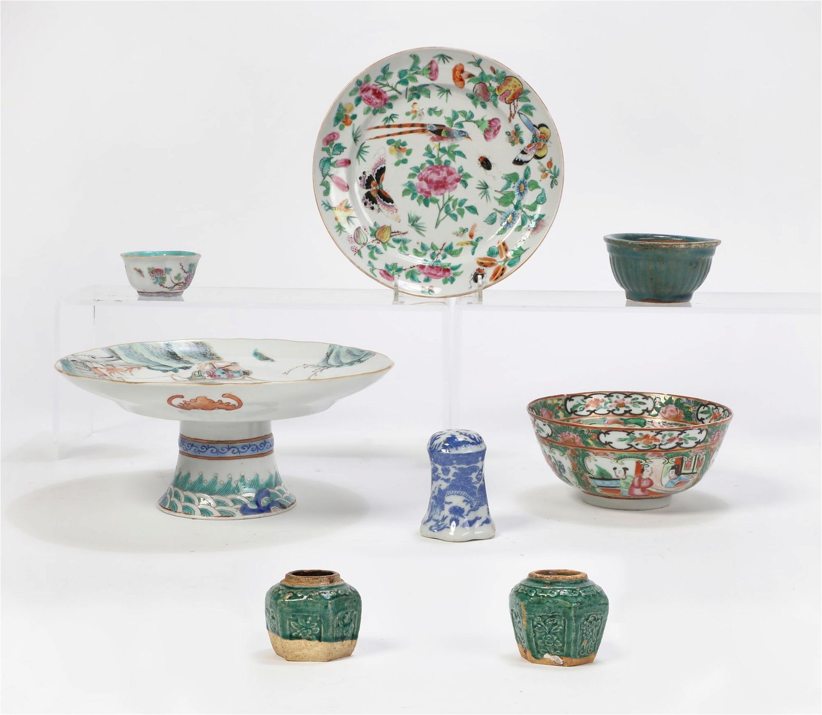 A GROUP OF EIGHT CHINESE PORCELAIN