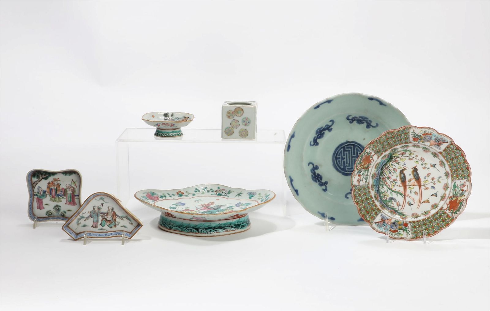 A GROUP OF SEVEN CHINESE PORCELAIN