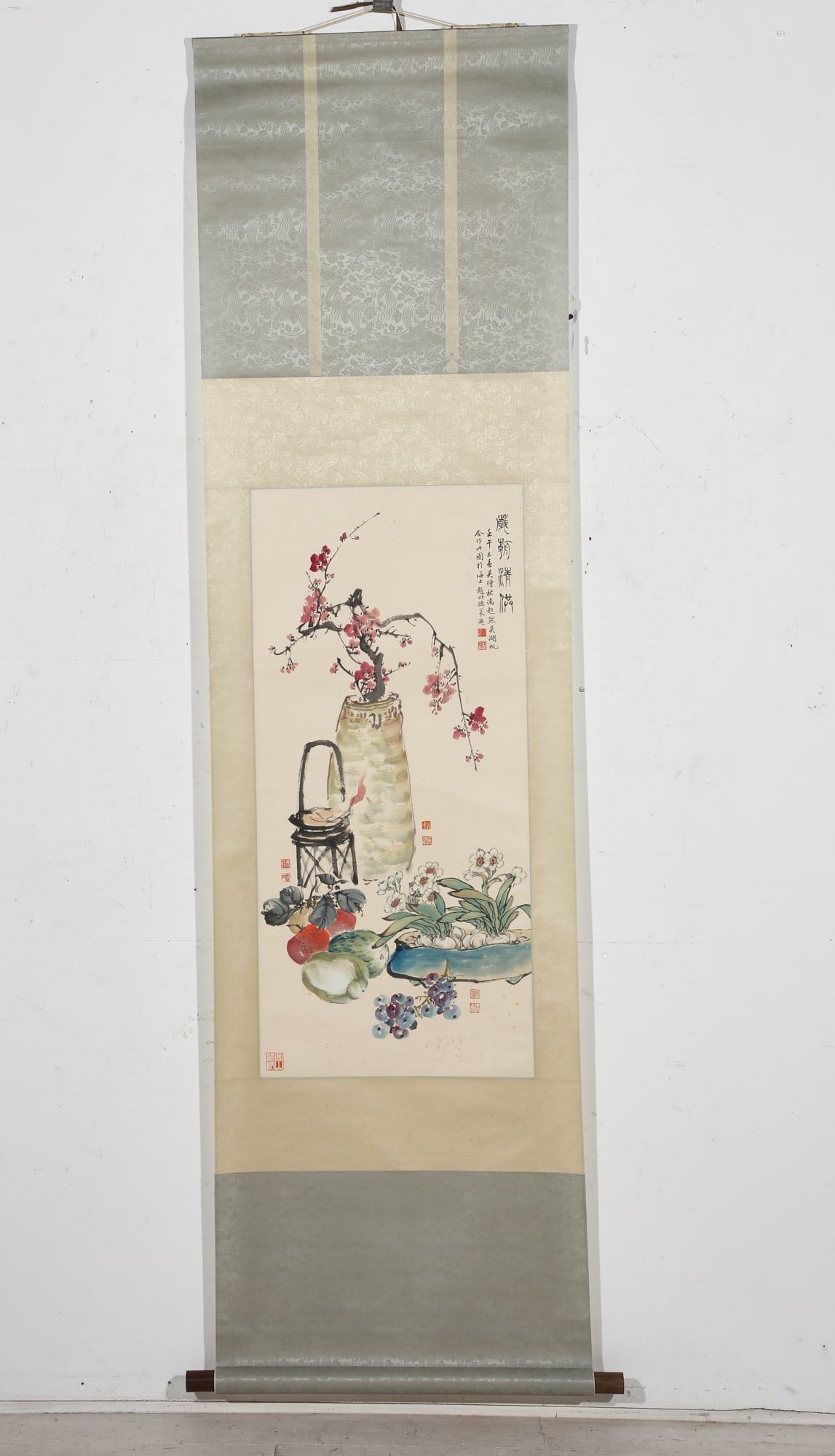 A CHINESE SCROLL DEPICTING FLOWERSA