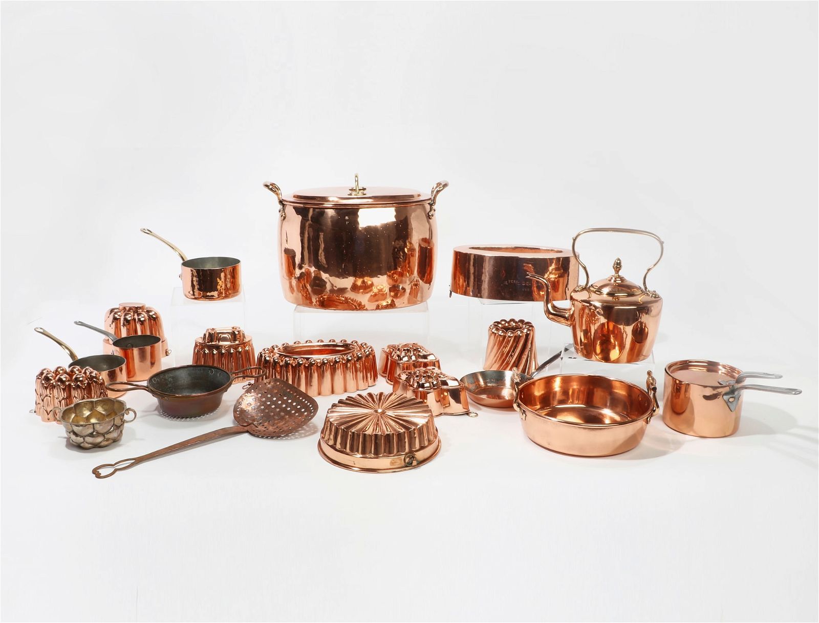 A TWENTY PIECE COLLECTION OF COPPER