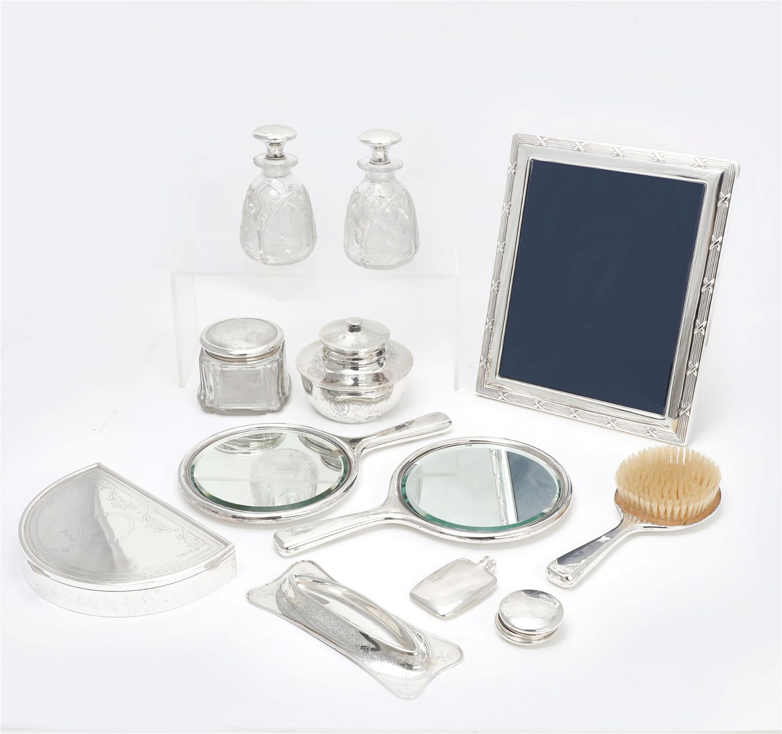 GROUP OF 11 SILVER VANITY ARTICLESAn