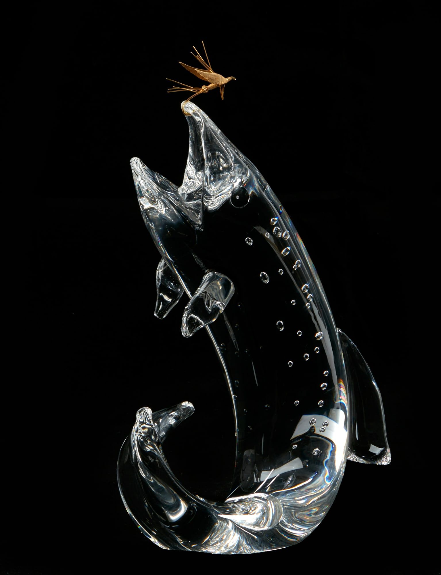 A STEUBEN GLASS MODEL OF A TROUT, 18K