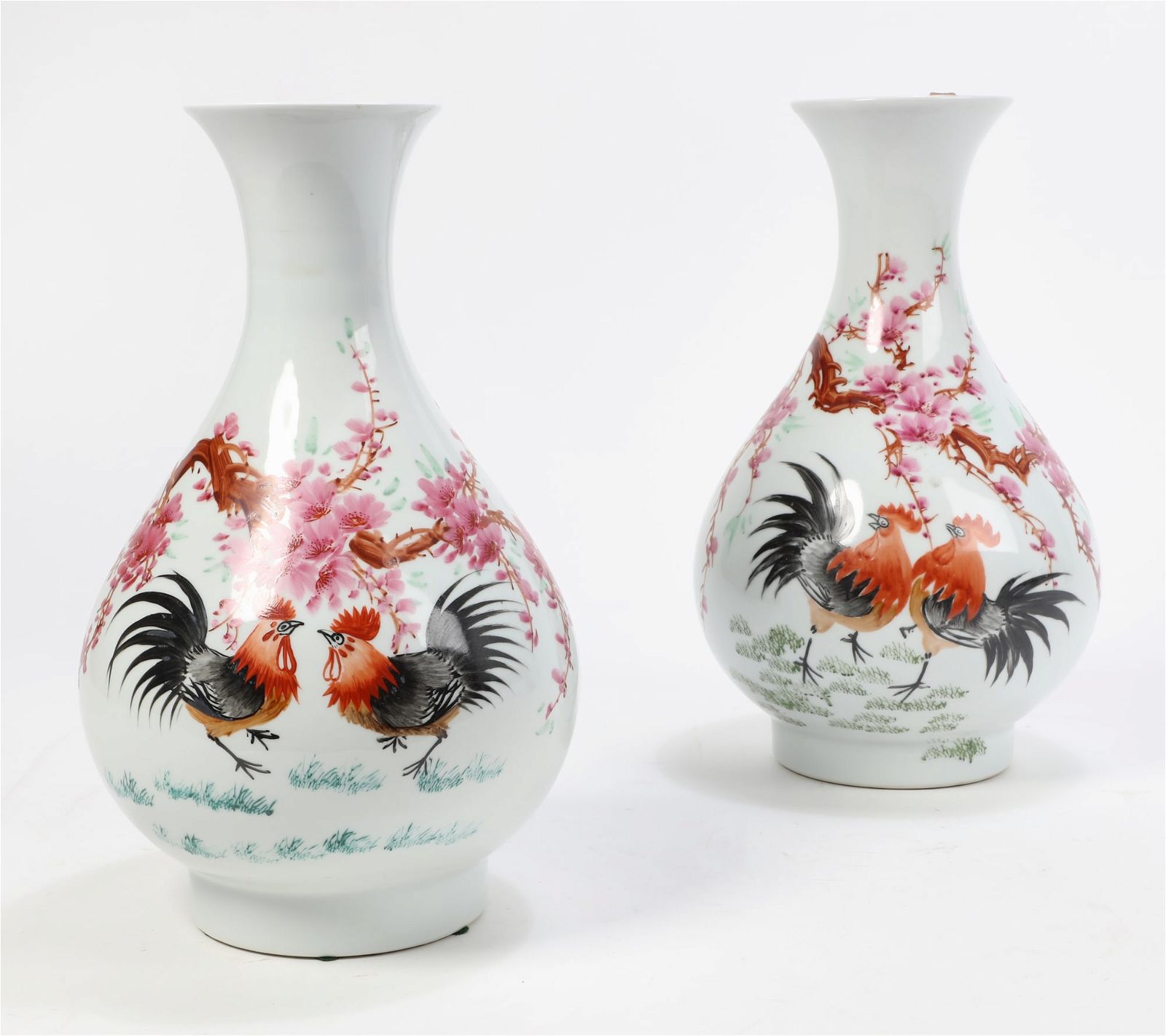 A PAIR OF CHINESE PORCELAIN VASESA