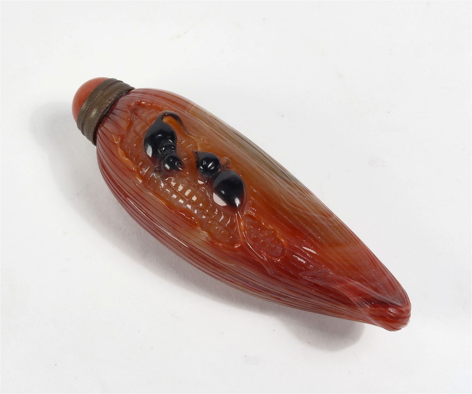 A CHINESE CARVED HARDSTONE SNUFF