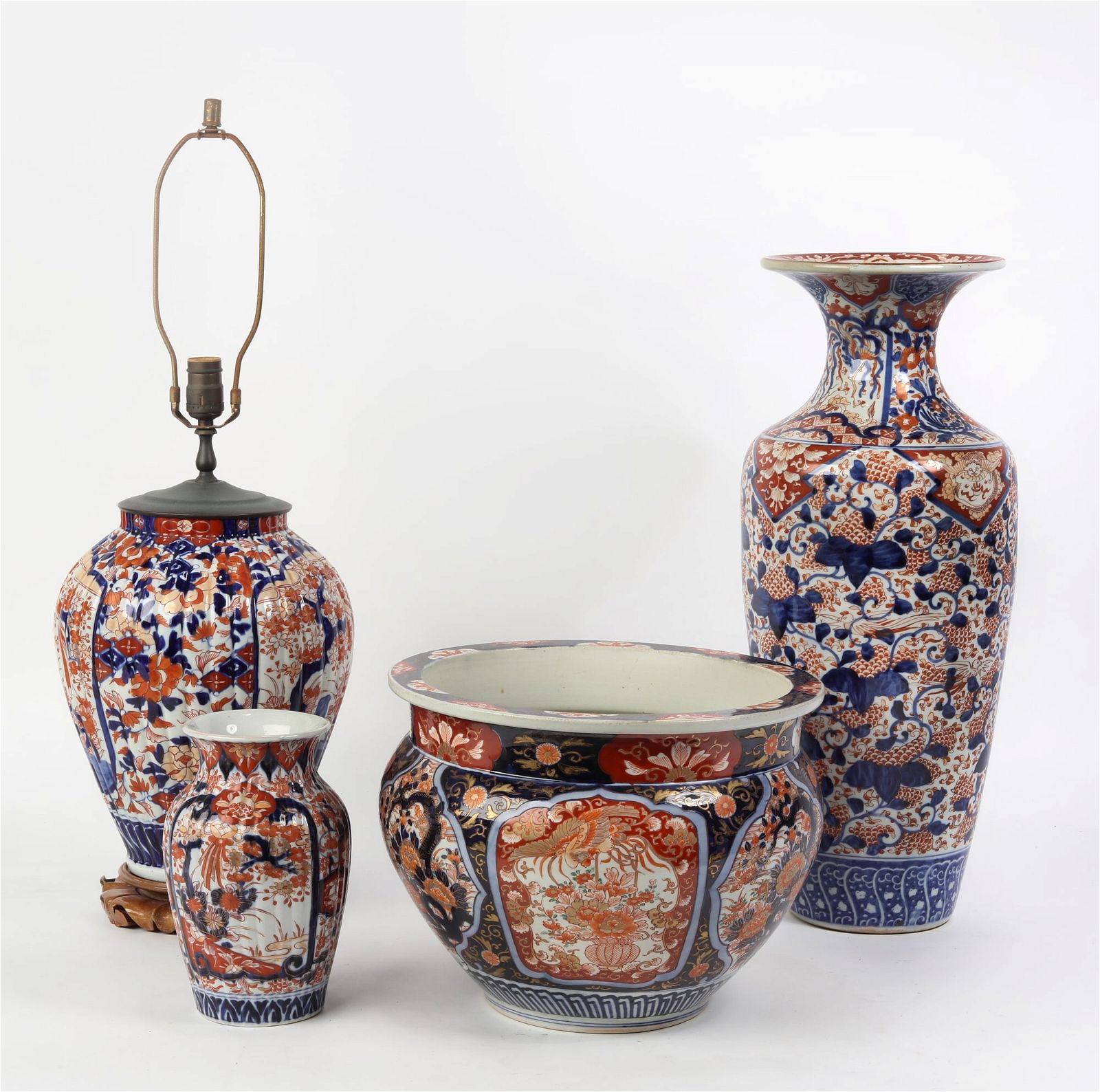 A GROUP OF FOUR JAPANESE IMARI