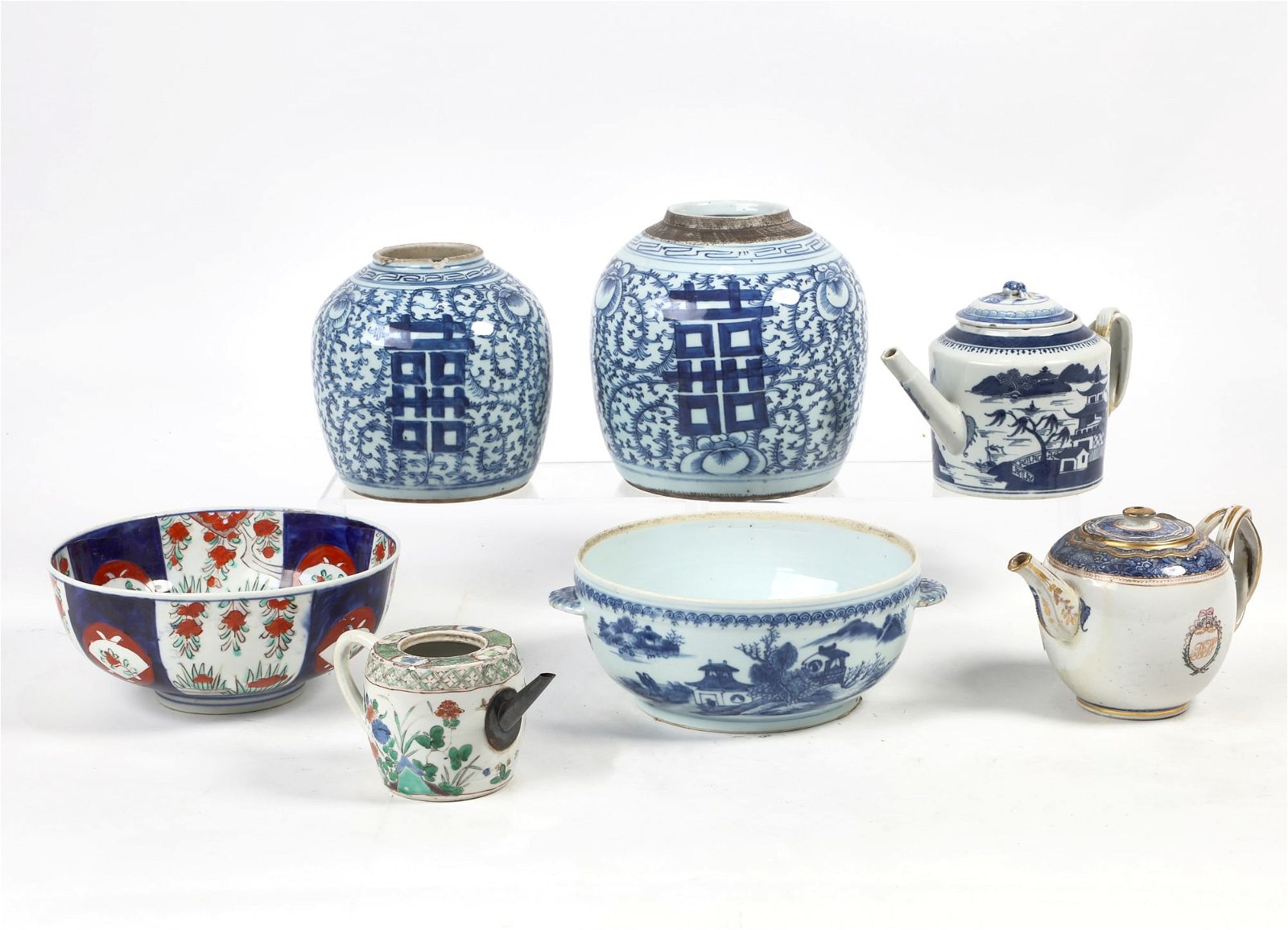 SEVEN ASIAN PORCELAIN ARTICLESSeven