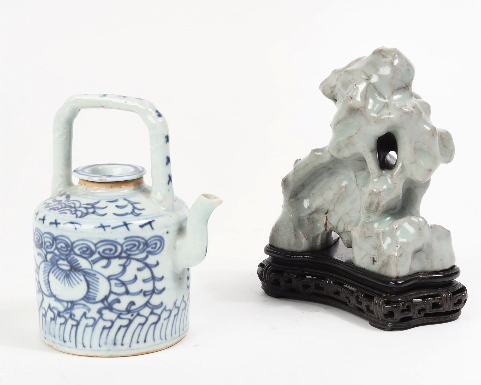 A CHINESE PORCELAIN TEAPOT AND