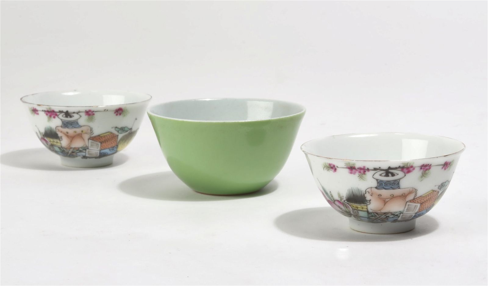 THREE SMALL CHINESE PORCELAIN CUPSThree