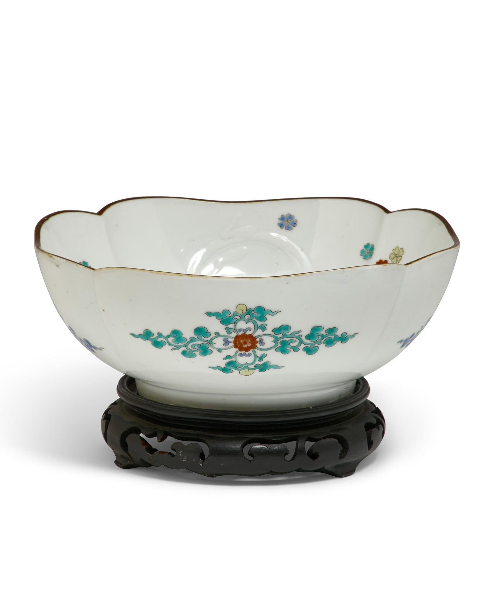 A FLORAL DECORATED PORCELAIN BOWL, POSSIBLY