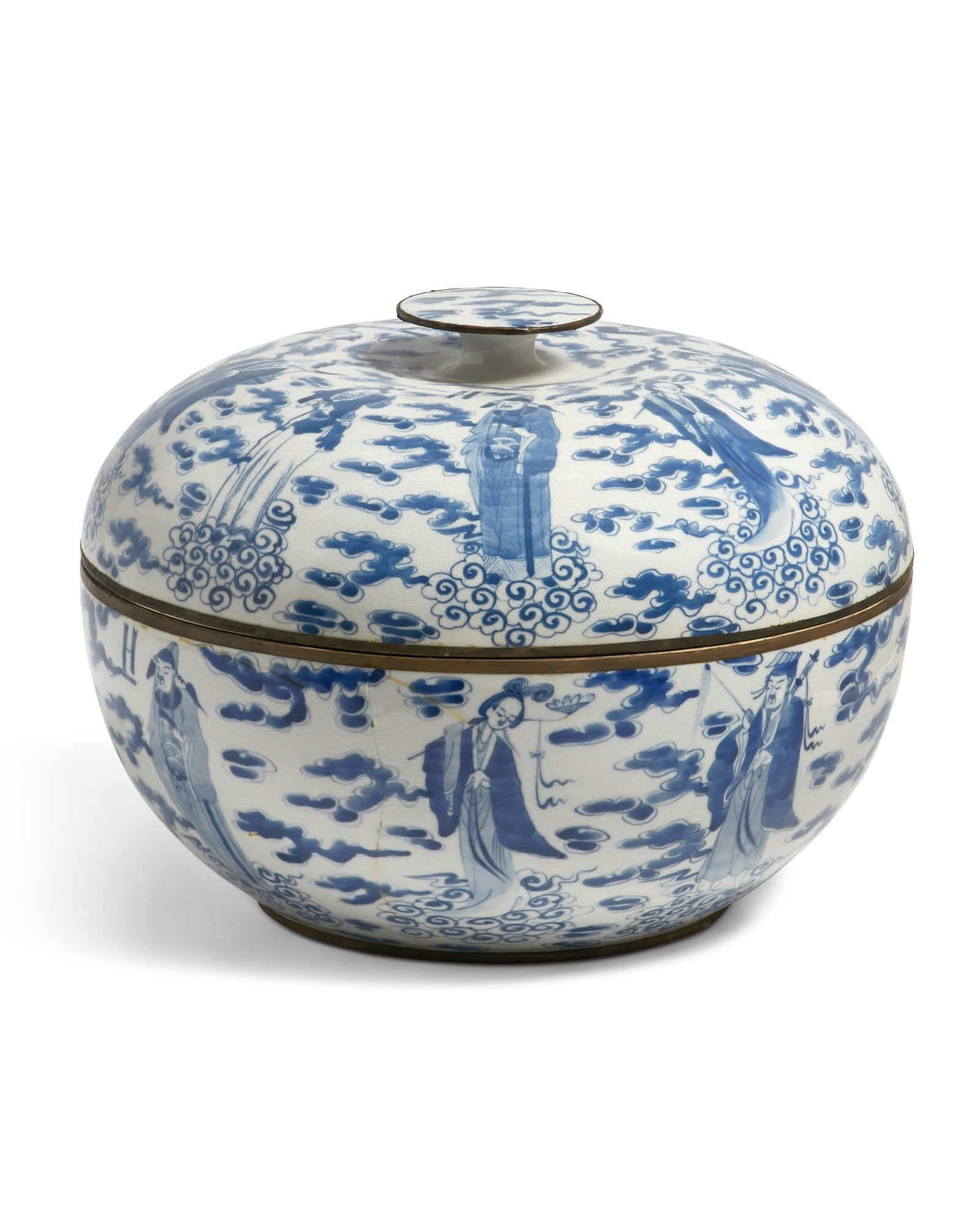 A LARGE CHINESE PORCELAIN COVERED