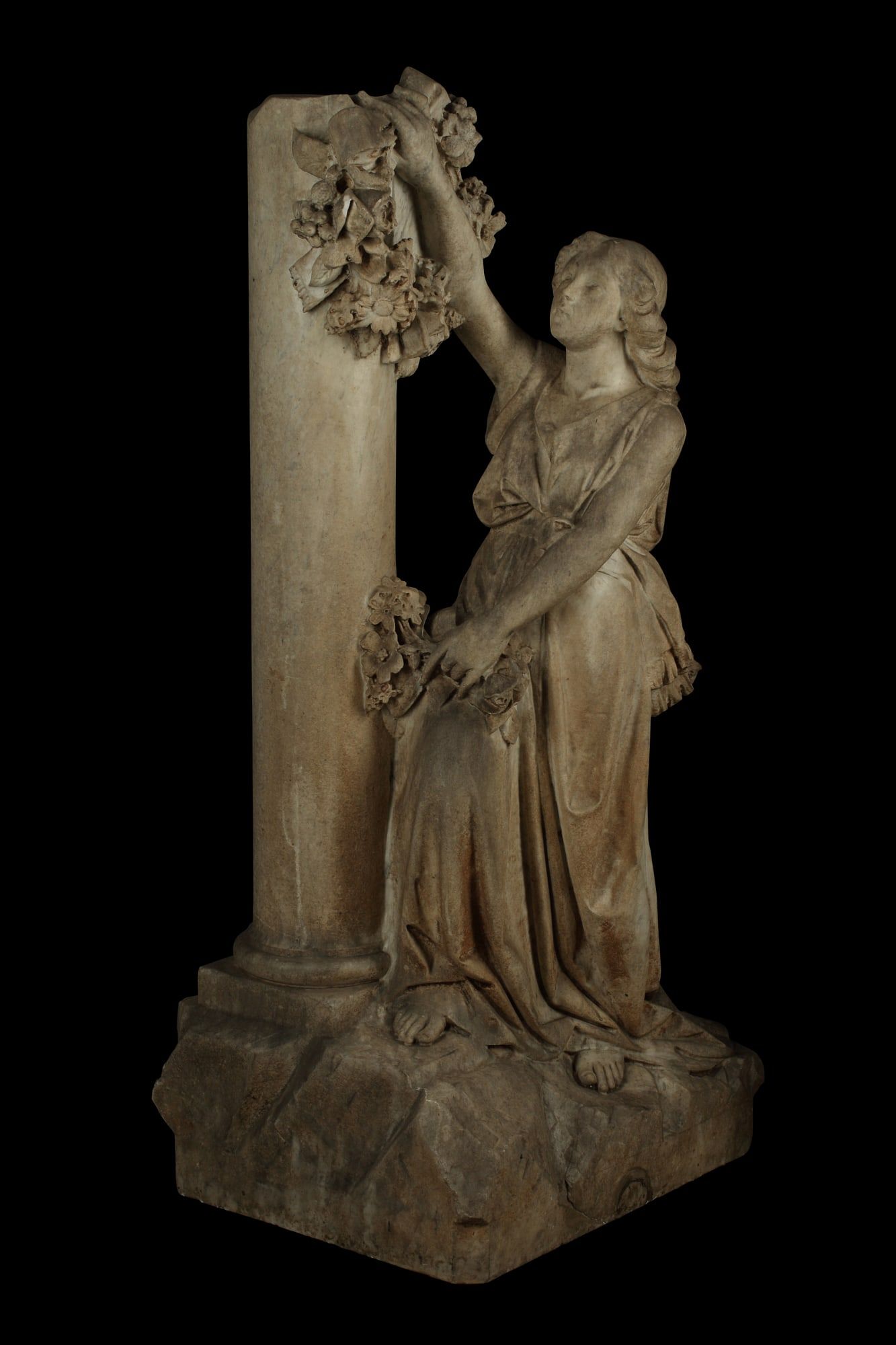 A CONTINENTAL CARVED MARBLE FIGUREA