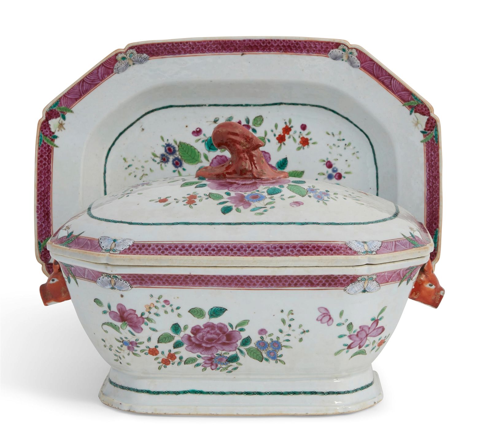 A CHINESE EXPORT PORCELAIN TUREEN