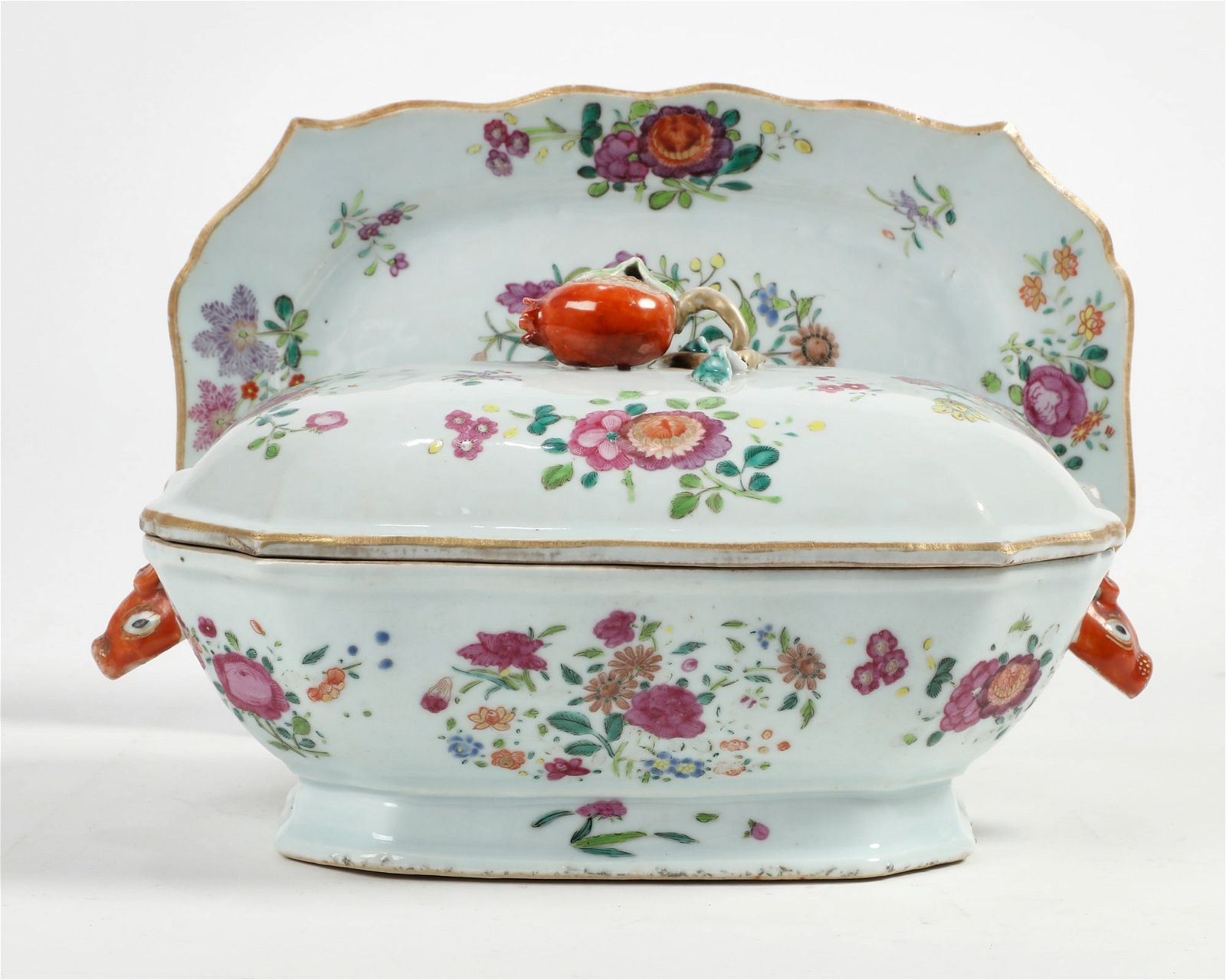 A CHINESE EXPORT FAMILLE ROSE PORCELAIN
