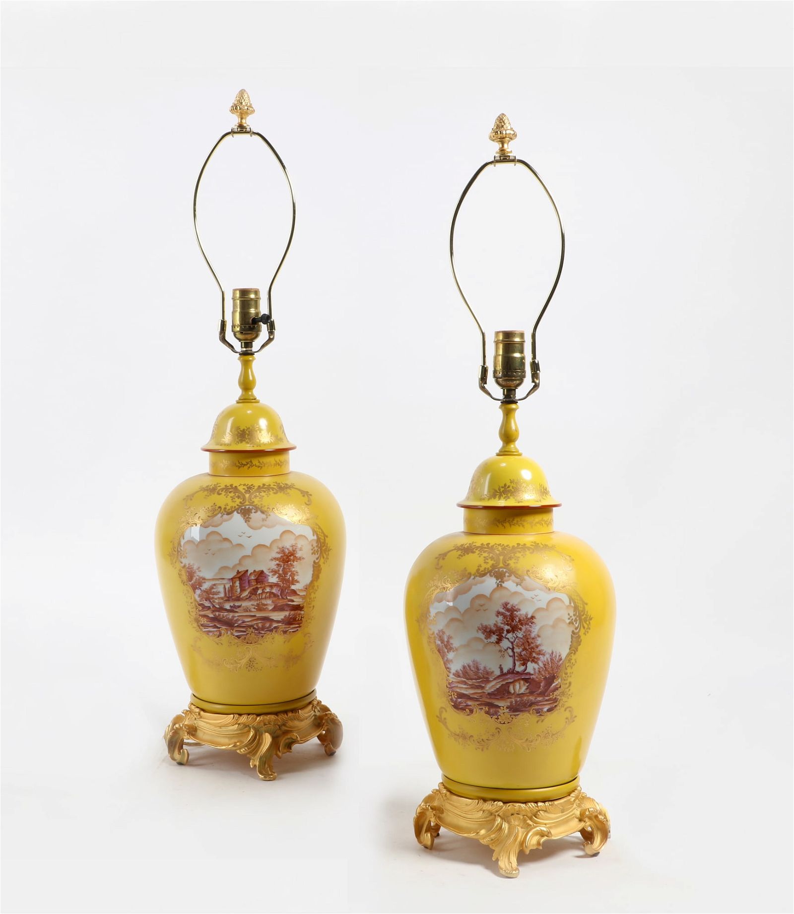 A PAIR OF CONTINENTAL PORCELAIN