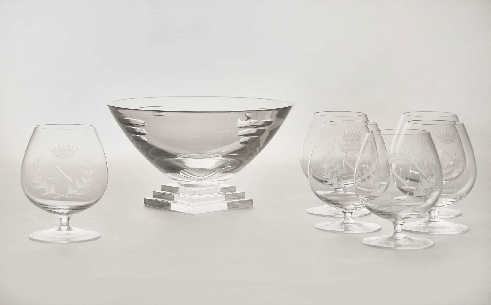 A SEVEN PIECE GROUP OF GLASSWAREA