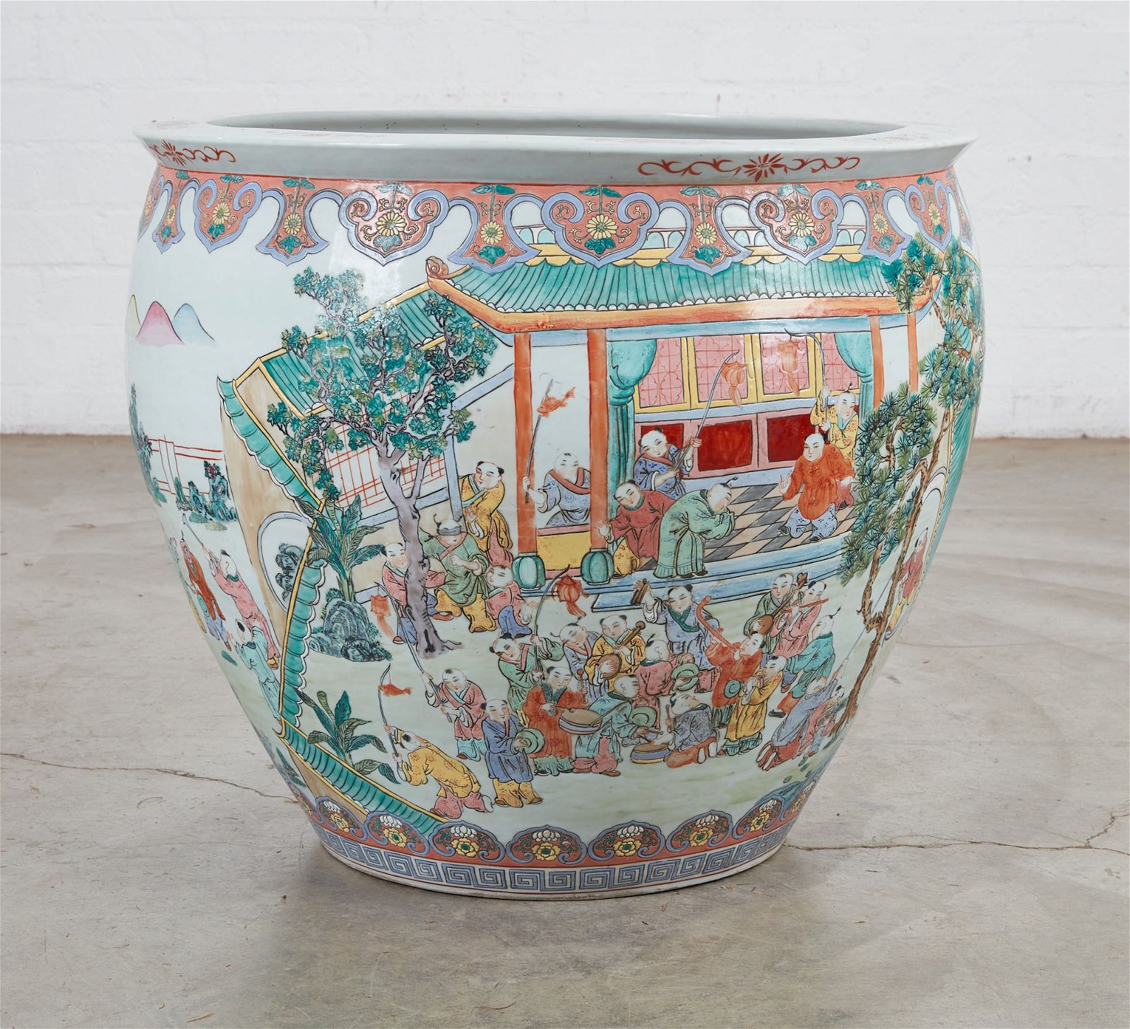 A LARGE DECORATIVE CHINESE PORCELAIN