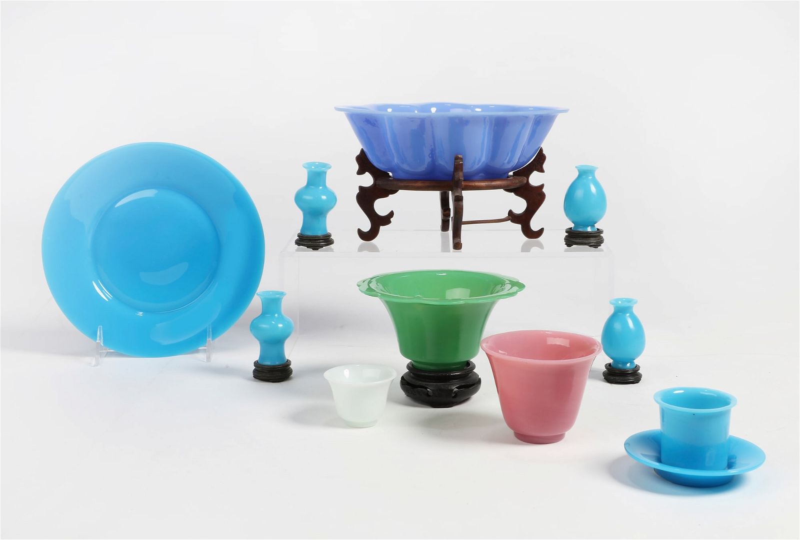 ELEVEN CHINESE PEKING GLASS VESSELSEleven