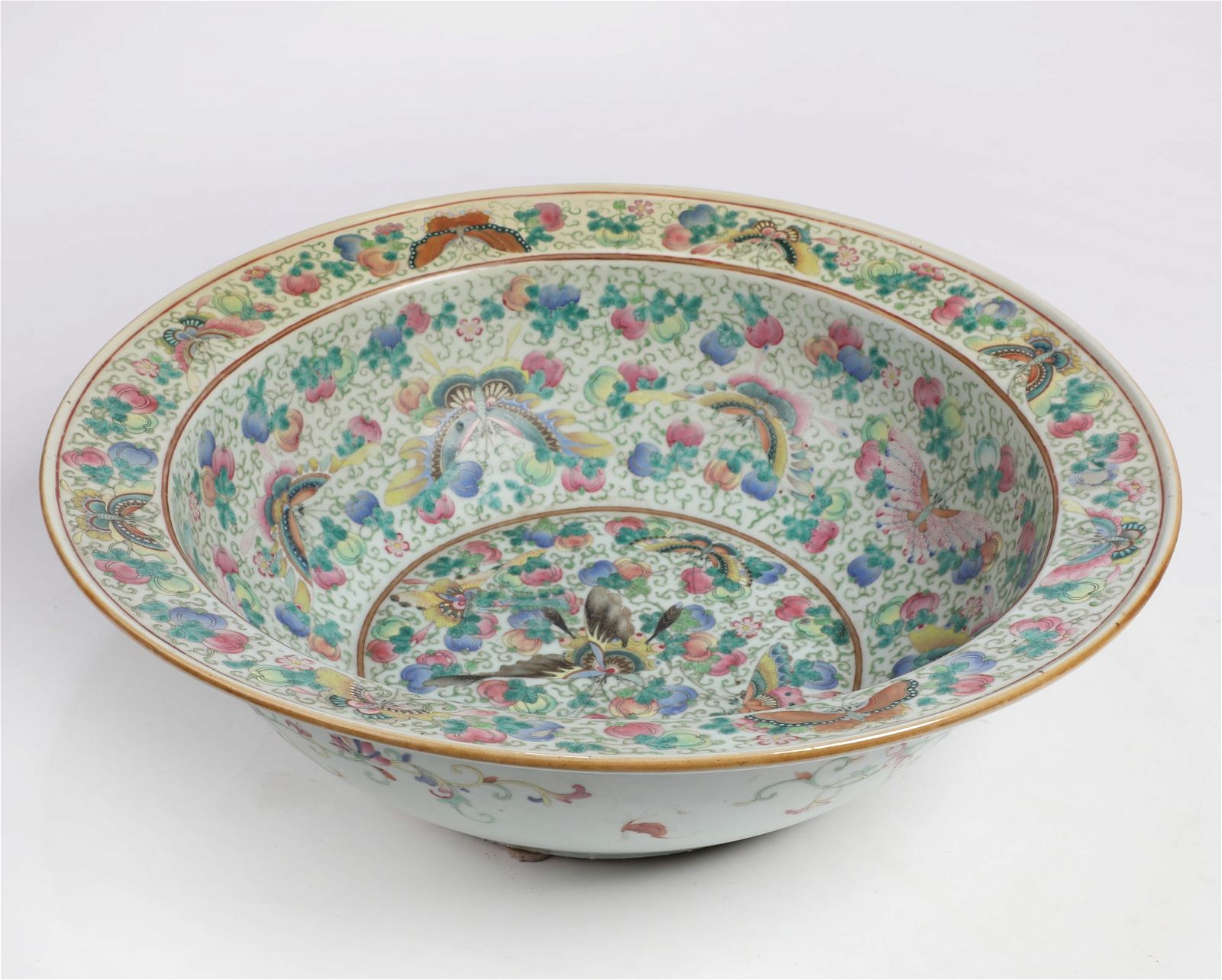 A LARGE CHINESE FAMILLE ROSE PORCELAIN