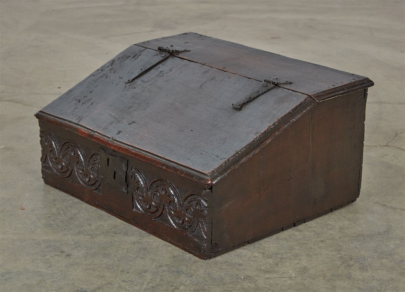 AN ENGLISH CARVED OAK BIBLE BOXAn