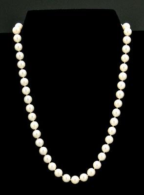 Cultured pearl necklace, 50 round