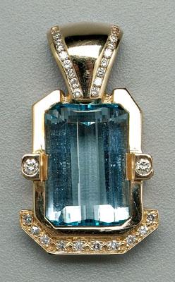 Blue topaz and diamond pendant  90f09