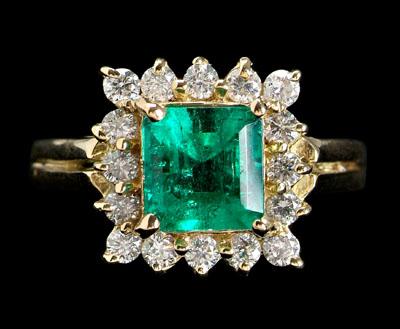 Emerald diamond ring central 90d03