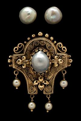 Vintage gold brooch/pendant, earrings:
