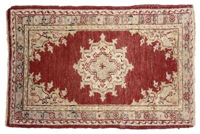 Oushak rug, ivory central medallion