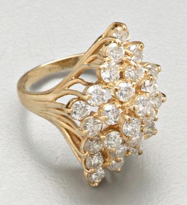 Lady's diamond ring, 27 round brilliant