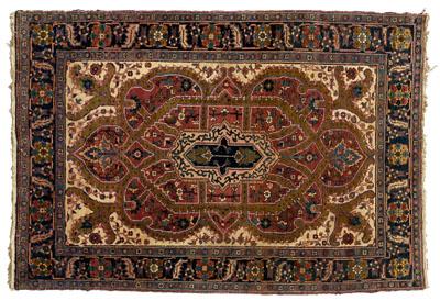 Heriz rug, elaborate central medallion