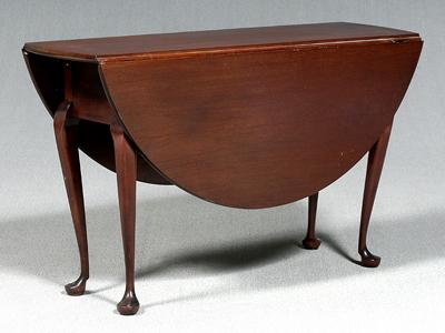 Queen Anne mahogany drop-leaf table,