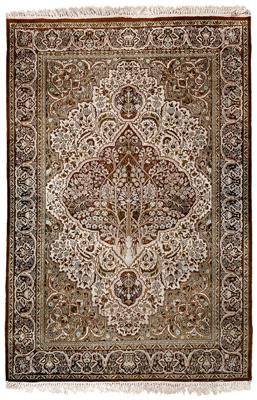 Modern Isfahan style rug tree 92862