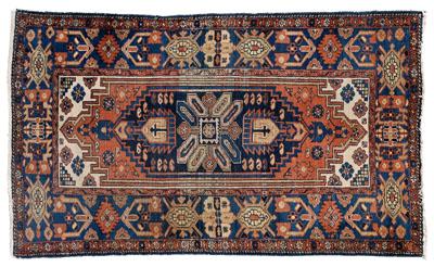 Hamadan rug, large serrated central
