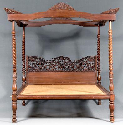 Carved Colonial four poster bed  939d6