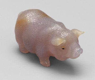 Carved agate pig, full figure with