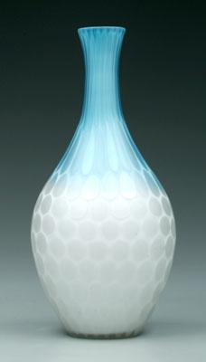 Mother of pearl vase blue to white 94031