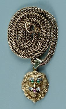 Gold lion pendant necklace textured 94407