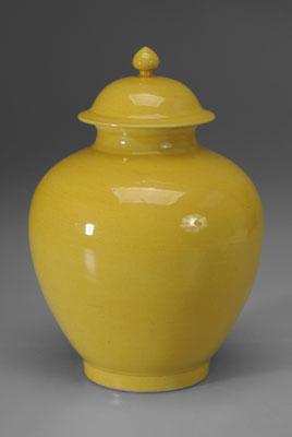 Chinese yellow glazed lidded jar  94771