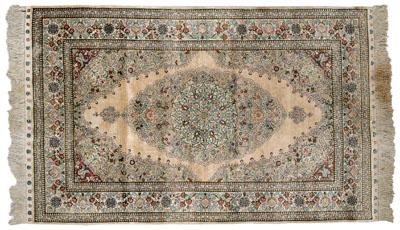 Silk rug Tabriz design with scalloped 94804