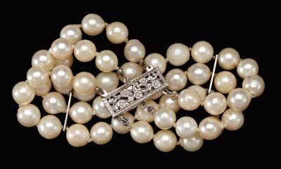 Triple strand cultured pearl bracelet  a0893