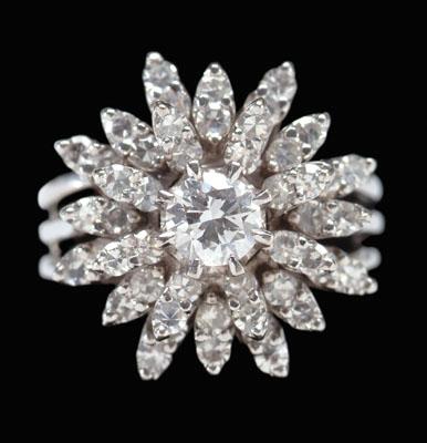 Diamond cluster ring central round a08a0