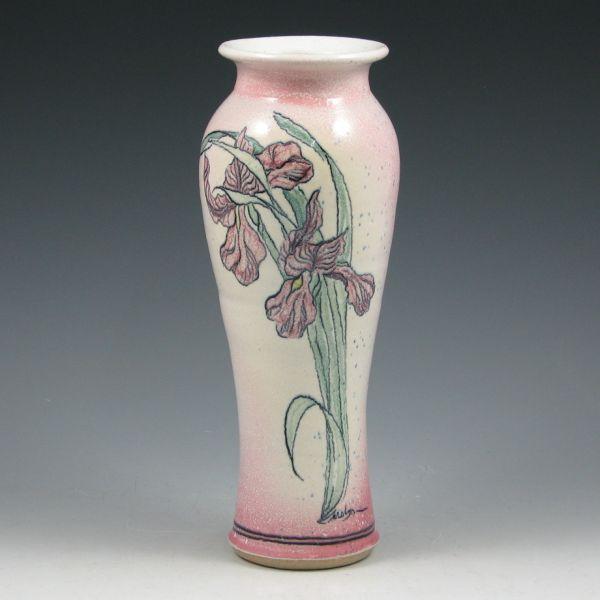 Hand decorated vase with dragon b3e72